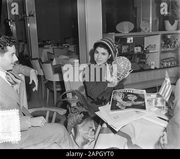 Arrivée Vanja Orico (Star brésilienne du film) Annotation: Elle était connue du film O Cacangeiro, lauréate du Festival de Cannes et a agi en 1954 dans la production de films ouest-allemande Conchita und der Ingenieur Date: 7 février 1954 mots clés: Arrivées, actrices, stars du film Nom personnel: Orico, Vanja Banque D'Images
