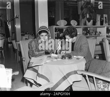 Arrivée Vanja Orico (Star brésilienne du film) Annotation: Elle était connue du film O Cacangeiro, lauréate du Festival de Cannes et a agi en 1954 dans la production de films ouest-allemande Conchita und der Ingenieur Date: 7 février 1954 mots clés: Arrivées, actrices, stars du film Nom personnel: Orico, Vanja Banque D'Images