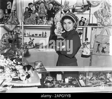 Arrivée Vanja Orico (Star brésilienne du film) Annotation: Elle était connue du film O Cacangeiro, lauréate du Festival de Cannes et a agi en 1954 dans la production de films ouest-allemande Conchita und der Ingenieur Date: 7 février 1954 mots clés: Arrivées, actrices, stars du film Nom personnel: Orico, Vanja Banque D'Images