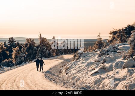 Randonnée jusqu'au Brocken au lever du soleil d'hiver Banque D'Images