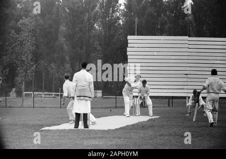 Cricket HCC II vs. Rouge et blanc Date : 15 mai 1960 mots clés : Cricket Nom De La Personne : HCC II Banque D'Images