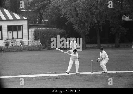 Cricket HCC II vs. Rouge et blanc Date : 15 mai 1960 mots clés : Cricket Nom De La Personne : HCC II Banque D'Images