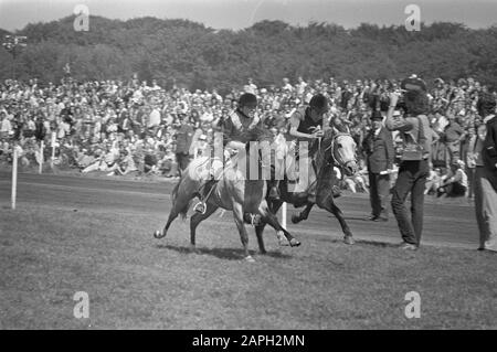 Jour du cheval, sur Duindigt, fin d'une course de poney Date: 12 juillet 1972 lieu: Wassenaar, South-Holland mots clés: Course de cheval Nom de l'institution: Duindigt Banque D'Images