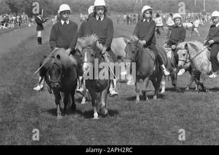 Jour du cheval, sur Duindigt, fin d'un poney-ren Date: 12 juillet 1972 lieu: Wassenaar, Zuid-Holland Nom de l'établissement: Duindigt Banque D'Images