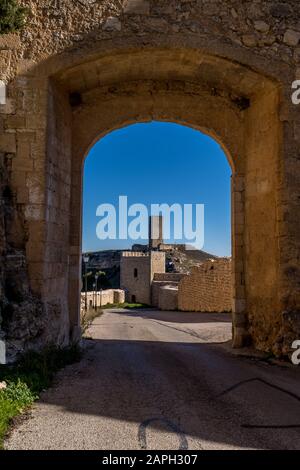 Vue aérienne sur le château d'Alarcon, parador et les fortifications le long de la rivière Jucar dans la province d'Albacete en Espagne Banque D'Images