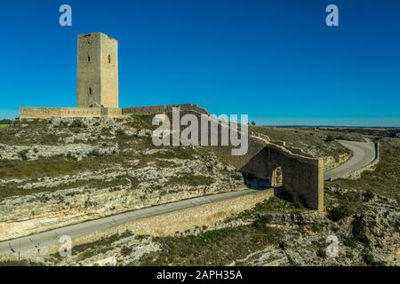 Vue aérienne sur le château d'Alarcon, parador et les fortifications le long de la rivière Jucar dans la province d'Albacete en Espagne Banque D'Images