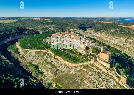 Vue aérienne sur le château d'Alarcon, parador et les fortifications le long de la rivière Jucar dans la province d'Albacete en Espagne Banque D'Images