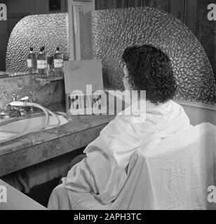 Salons de coiffure pour femmes, clients, barberchairs, perms, Efa-Lock Date: Novembre 1950 mots clés: Salons de coiffure pour femmes, barberchairs, clients, perms Nom personnel: EFA-Lock Banque D'Images