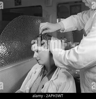 Salons de coiffure pour femmes, clients, chaises longues, perms, peignes, Efa-Lock Date: Novembre 1950 mots clés: Salons de coiffure pour femmes, peignes, chaises de coiffure, clients, nom de la personne perm: EFA-Lock Banque D'Images