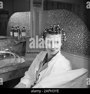 Salons de coiffure pour femmes, clients, barberchairs, perms, curlers, EFA-Lock Date: Novembre 1950 mots clés: Salons de coiffure pour femmes, barberchairs, clients, curlers, perm Nom de la personne: EFA- Lock Banque D'Images