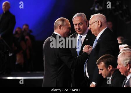 Jérusalem, Israël. 23 janvier 2020. Le président russe Vladimir Poutine se tient entre les mains du président israélien Reuven Rivlin, alors que le Premier ministre israélien Benjamin Netanyahu se tient à proximité du Forum mondial sur l'Holocauste, qui a marqué 75 ans après la libération du camp d'extermination nazi Auschwitz, au centre commémoratif de l'Holocauste de Yad Vashem à Jérusalem, le jeudi 23 janvier 2020. Pool photo de Ronen Zvulun/UPI crédit: UPI/Alay Live News Banque D'Images