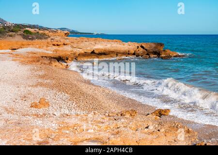 Vue sur certaines formations rocheuses de la plage Playa del Carregador à Alcossebre, sur la Costa del Azahar, en Espagne, en hiver Banque D'Images