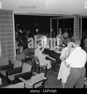 Israël: Kirjat Gat (Kiryat Gat) Description: Soirée dansante avec musique live à l'Avia-Hotel Date: Non dévêlé lieu: Israël, Kirjat Gat mots clés: Danseurs, hôtels, meubles, musiciens, pianos Banque D'Images