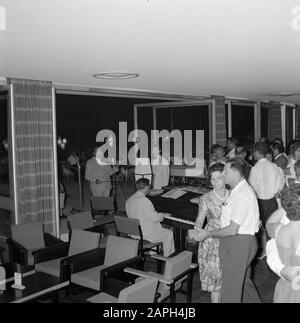 Israël: Kirjat Gat (Kiryat Gat) Description: Soirée dansante avec musique live à l'Avia-Hotel Date: Non dévêlé lieu: Israël, Kirjat Gat mots clés: Danseurs, hôtels, meubles, musiciens, pianos Banque D'Images