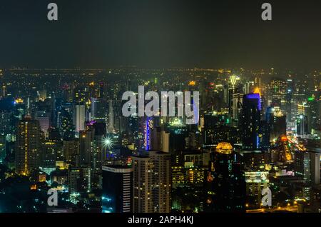 BAGKOK, THAÏLANDE - 21 NOVEMBRE: Bangkok vue de nuit sur le disque d'affaires de Baiyoke Sky Hotel au 21 novembre 2016 à Bangkok, Thaïlande Banque D'Images