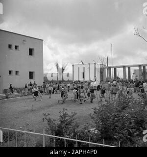 Israël 1948-1949: Village des enfants Onim Description: Danse des enfants du village des enfants Onim Date: 1948 lieu: Israël mots clés: Danses, soins des jeunes, villages des enfants, enfants Banque D'Images