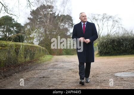 Le présentateur et le lecteur de journaux Huw Edwards arrivent pour son apparition à la réunion de l'Institut des femmes de Sandringham (WI) à West Newton Village Hall, Norfolk, qui doit également être assisté par la reine Elizabeth II Banque D'Images