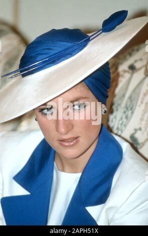 Diana, la princesse de Galles arrive à l'aéroport de Dubaï, Emirats arabes Unis, mars 1989. Porter un costume bleu et blanc par Catherine Walker. Banque D'Images