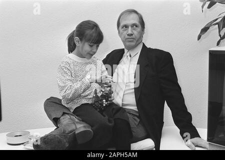 David Carradine avec épouse et enfant à Hilversum pour la conférence de presse relative à la série Nord et Sud; David avec fille Kansas Date: 26 janvier 1987 lieu: Hilversum mots clés: Acteers, conférences de presse, acteurs Nom personnel: David Carradine, kansas Banque D'Images