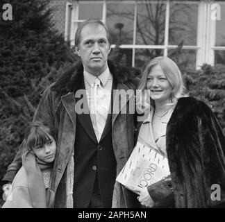 David Carradine avec épouse et enfant à Hilversum pour la conférence de presse concernant la série Nord et Sud; Banque D'Images