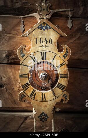 horloge pendule en bois antique - toujours la vie Banque D'Images