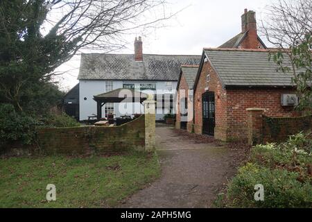 Ipswich, Suffolk - 23 janvier 2020: Pub de ferme à Grange Farm, Kesgrave, abandonné jeudi midi humide. Banque D'Images