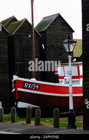 Bateau de pêche en bois noir et historiques, boutiques Net Hastings, East Sussex, Angleterre. Banque D'Images