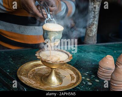 Gros Plan Sur La Fabrication Du Thé/Chai Au Lait De Tandoori Indien. La mise au point sélective est utilisée. Banque D'Images