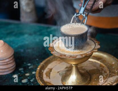 Gros Plan Sur La Fabrication Du Thé/Chai Au Lait De Tandoori Indien. La mise au point sélective est utilisée. Banque D'Images