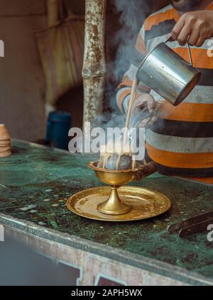 Gros Plan Sur La Fabrication Du Thé/Chai Au Lait De Tandoori Indien. La mise au point sélective est utilisée. Banque D'Images