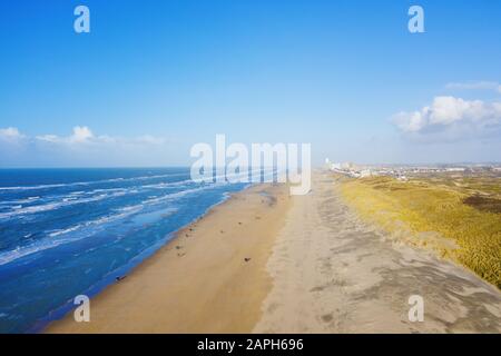 Les gens marchant sur une plage de sable de mer du nord près de Zandvoort, Pays-Bas, vue aérienne drone Banque D'Images