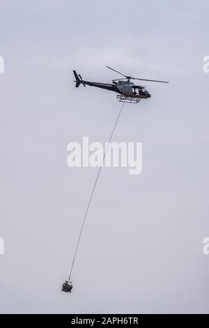 Hélicoptère en service public de nettoyage des toilettes près du mont Ruapehu, parc national de Tongariro, Île du Nord, Nouvelle-Zélande, Banque D'Images