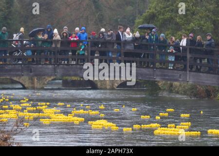 Course annuelle de canard de la Boxing Day à Bibury, Gloucestershire - les membres du public se tournent sous la pluie pour regarder la course - 26.12.2019 Photo d'Antony Thompson - Thousand Word Media, PAS DE VENTES, PAS DE SYNDICATION. Contact pour plus d'informations mob: 07775556610 web: www.thousandwordmedia.com email: antony@thousandwordmedia.com le copyright photographique (© 2019) est conservé exclusivement par le créateur de l'œuvre en tout temps et la vente, la syndication ou l'offre de l'œuvre pour publication future à un tiers sans la connaissance ou l'accord du photographe est en violation des dessins et modèles de droits d'auteur et des brevets Banque D'Images