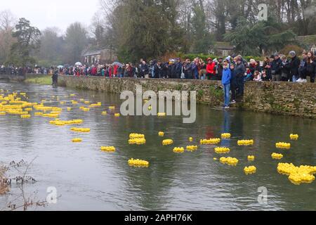 Course annuelle de canard de la Boxing Day à Bibury, Gloucestershire - les membres du public se tournent sous la pluie pour regarder la course - 26.12.2019 Photo d'Antony Thompson - Thousand Word Media, PAS DE VENTES, PAS DE SYNDICATION. Contact pour plus d'informations mob: 07775556610 web: www.thousandwordmedia.com email: antony@thousandwordmedia.com le copyright photographique (© 2019) est conservé exclusivement par le créateur de l'œuvre en tout temps et la vente, la syndication ou l'offre de l'œuvre pour publication future à un tiers sans la connaissance ou l'accord du photographe est en violation des dessins et modèles de droits d'auteur et des brevets Banque D'Images