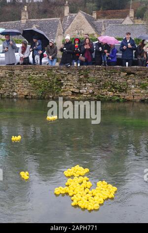 Course annuelle de canard de la Boxing Day à Bibury, Gloucestershire - les membres du public se tournent sous la pluie pour regarder la course - 26.12.2019 Photo d'Antony Thompson - Thousand Word Media, PAS DE VENTES, PAS DE SYNDICATION. Contact pour plus d'informations mob: 07775556610 web: www.thousandwordmedia.com email: antony@thousandwordmedia.com le copyright photographique (© 2019) est conservé exclusivement par le créateur de l'œuvre en tout temps et la vente, la syndication ou l'offre de l'œuvre pour publication future à un tiers sans la connaissance ou l'accord du photographe est en violation des dessins et modèles de droits d'auteur et des brevets Banque D'Images