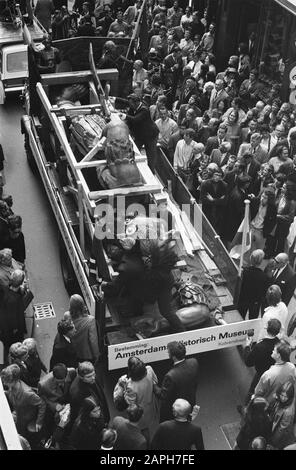 Le groupe de sculptures David, Goliath et squire avec camion transféré de Waaggebouw au Musée historique de Kalverstraat A'dam Date: 20 septembre 1969 lieu: Amsterdam, Noord-Holland mots clés: Images, musées, camions Nom de l'institution: Burgerorphanage Banque D'Images