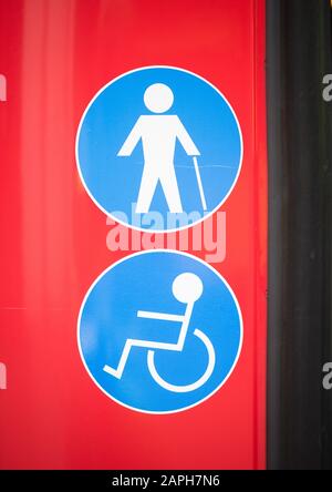 Panneaux d'accessibilité à l'extérieur d'un bus londonien Banque D'Images