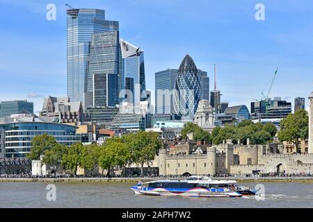 Croisière en catamaran sur la Tamise en bateau-bus sur la célèbre voie navigable en passant par la tour historique du château de Londres et les gratte-ciel de la ville Angleterre Royaume-Uni Banque D'Images