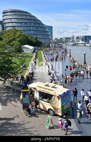 Vue de dessus les touristes et la glace van bord de la rivière embankment Walk à côté de Potters Fields Hôtel de ville moderne bâtiment au-delà de Southwark Londres UK Banque D'Images