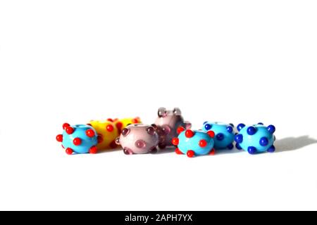 Magnifique arrière-plan coloré et gai fait de perles de lampwork faites à la main avec des points. Les perles sont isolées sur fond blanc. Adapté à l'insertion de texte. Banque D'Images