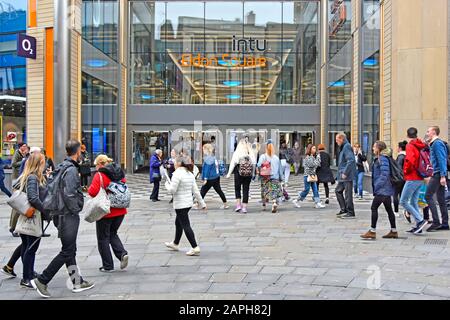 Les gens font des courses de rue devant l'entrée du centre commercial intu Eldon Square et des centres commerciaux occupés Northumberland Street Newcastle Upon Tyne Angleterre Royaume-Uni Banque D'Images