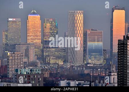 Les gratte-ciel de Canary Wharf à la lumière du soleil s'illuminent sur des bâtiments de gratte-ciel avec la tour résidentielle de diamants de Terre-Neuve est de Londres Royaume-Uni Banque D'Images