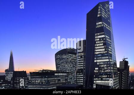 Bureaux fenêtres et lumières crépuscule ciel moderne gratte-ciel Scalpel bâtiment dans la ville de Londres avec vue sur Walkie Talkie & Shard Angleterre célèbre Banque D'Images