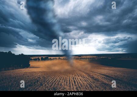 Les tempêtes et les tornades détruisent des paysages entiers Banque D'Images