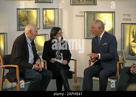 Jérusalem, Israël. 23 janvier 2020. Le Prince Charles (R) de Grande-Bretagne, Prince de Galles, rencontre les survivants de l'Holocauste George Shefi et Marta Wise lors d'une réception au musée israélien de Jérusalem. Israël le jeudi 23 janvier 2020, avant le Forum mondial sur l'Holocauste. Les dirigeants du monde marquent le 75ème anniversaire de la libération du camp d'extermination nazi d'Auschwitz. Piscine photo de Menahem Kahana/UPI crédit: UPI/Alay Live News Banque D'Images