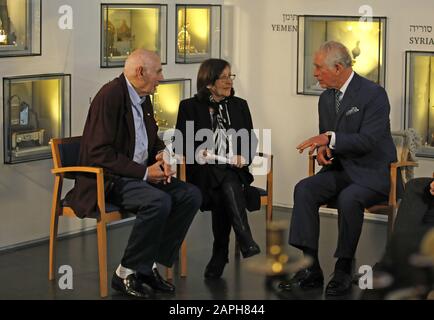 Jérusalem, Israël. 23 janvier 2020. Le Prince Charles (R) de Grande-Bretagne, Prince de Galles, rencontre les survivants de l'Holocauste George Shefi et Marta Wise lors d'une réception au musée israélien de Jérusalem. Israël le jeudi 23 janvier 2020, avant le Forum mondial sur l'Holocauste. Les dirigeants du monde marquent le 75ème anniversaire de la libération du camp d'extermination nazi d'Auschwitz. Piscine photo de Menahem Kahana/UPI crédit: UPI/Alay Live News Banque D'Images