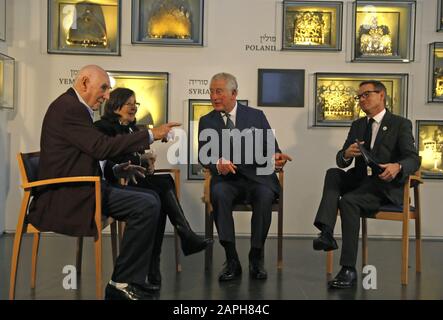 Jérusalem, Israël. 23 janvier 2020. Le Prince Charles (C) de Grande-Bretagne, Prince de Galles, rencontre les survivants de l'Holocauste George Shefi et Marta Wise lors d'une réception au musée israélien de Jérusalem. Israël le jeudi 23 janvier 2020, avant le Forum mondial sur l'Holocauste. Les dirigeants du monde marquent le 75ème anniversaire de la libération du camp d'extermination nazi d'Auschwitz. Piscine photo de Menahem Kahana/UPI crédit: UPI/Alay Live News Banque D'Images