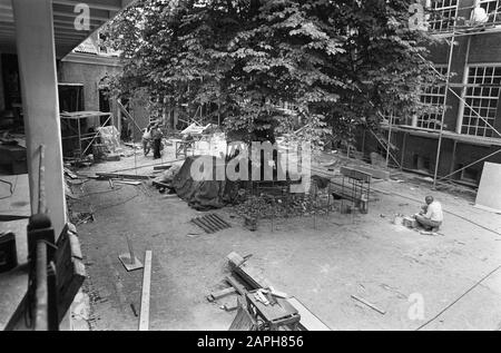 Restauration de l'ancien Burgerweeshuis entre la Kalverstraat et la N.Z. Voorburgwal à Amsterdam Description: De Courtyard Date: 2 July 1969 lieu: Amsterdam, Noord-Holland mots clés: Cours, restaurations, orphelinats Nom de l'établissement: Burgerorphanage Banque D'Images