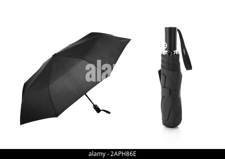 Ensemble de parapluie pliable noir isolé sur fond blanc. Modèle de conception pour la maquette, le marquage, la publicité, etc. Vue avant et vue pliée Banque D'Images