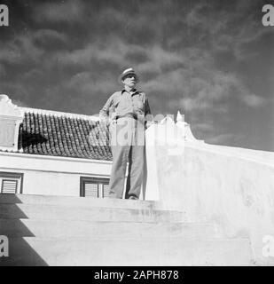 Voyage au Suriname et aux Antilles néerlandaises Description: L'agriculteur J.W.J. van de Linde à la maison de campagne Savonet sur Curaçao Date: 1947 lieu: Curaçao mots clés: Poulets, maisons de campagne Nom personnel: Linde Schotborgh, Jan Willem Jacob de Banque D'Images